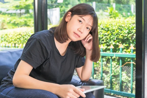 Fiatal Lány Tanul Online Digitális Tabletta Kanapén Szalonban Otthon — Stock Fotó