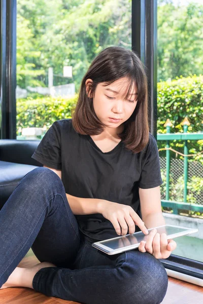 Chica Joven Estudiando Línea Desde Tableta Digital Sala Estar Sofai —  Fotos de Stock