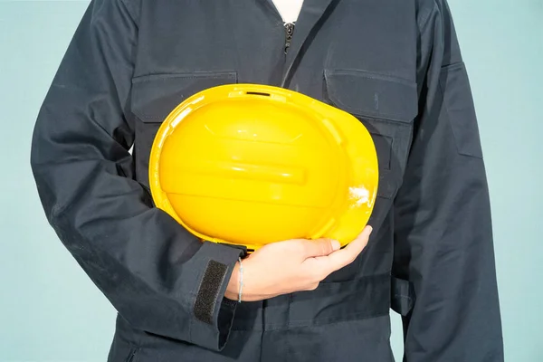 Arbeiter Blauem Overall Mit Gelbem Hut Auf Blauem Hintergrund — Stockfoto