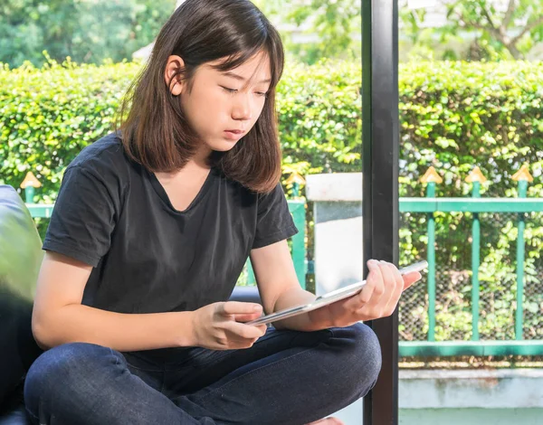 Chica Joven Estudiando Línea Desde Tableta Digital Sala Estar Sofai —  Fotos de Stock