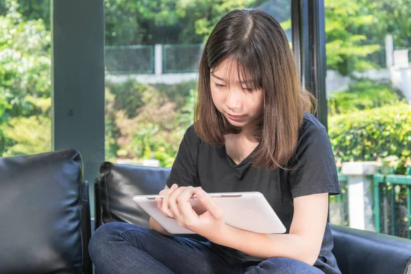 Giovane Ragazza Che Studia Online Tablet Digitale Sul Divano Salotto — Foto Stock