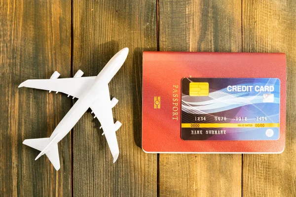 Kreditní Karta Cestovní Pas Model Letadla Dřevěném Stole Příprava Koncept — Stock fotografie