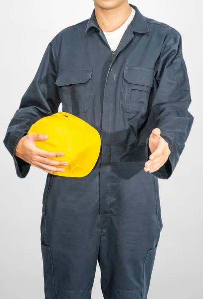 Arbetare Stående Blå Coverall Innehav Gul Hatt Isolerad Grå Bakgrund — Stockfoto