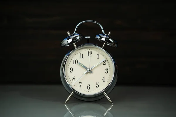 Relógio Alarme Retro Mesa Perto Fundo Madeira — Fotografia de Stock