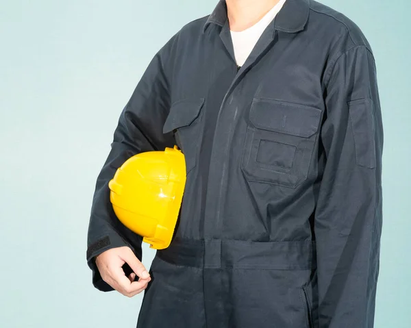 Arbeiter Blauem Overall Mit Gelbem Hut Auf Blauem Hintergrund — Stockfoto