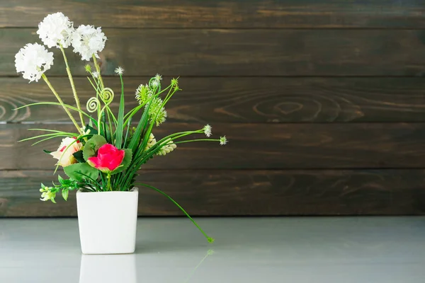 Künstliche Blumenvase Bouquet Über Tisch Mit Holz Wand Hintergrund — Stockfoto