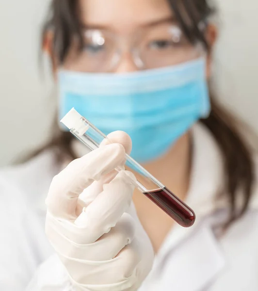Científico Técnico Analizando Retención Muestra Sangre Tubo Ensayo Laboratorio Para — Foto de Stock
