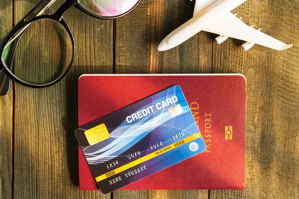 Cartão Crédito Colocado Passaporte Mesa Madeira Preparação Para Viajar Conceito — Fotografia de Stock