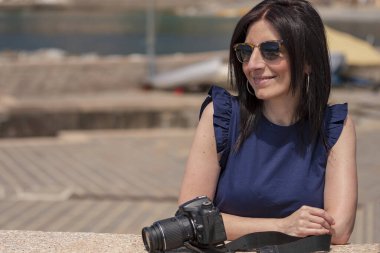 Genç fotoğrafçı ufka doğru bakıyor.