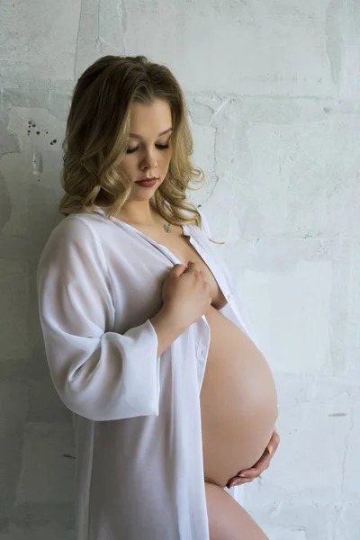 Unga gravid flicka i morgonrock beskurna Visa — Stockfoto