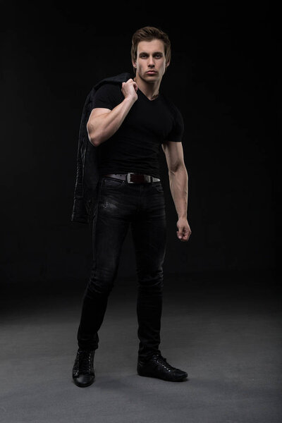 Очаровательный мужчина в черном джипе, застрелен в темноте.
