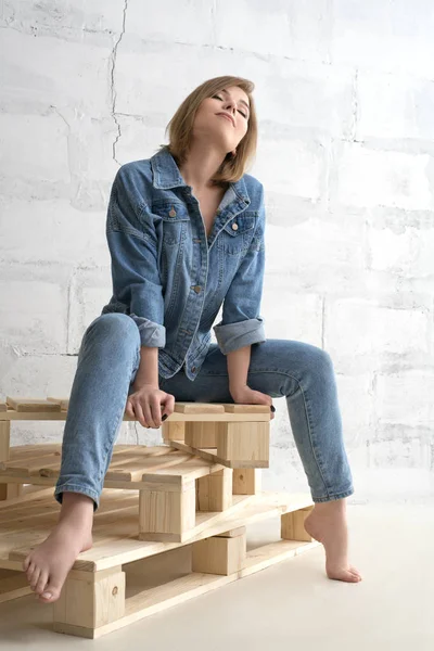 Jolie fille sexy en jeanswear shot — Photo