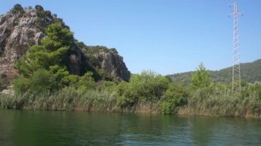 Dalyan nehir görünümünü yeşil kayalık sahil boyunca Türk nehir gezisi