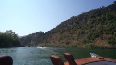 Nehir gezisi boyunca Dalyan gemide yeşil kayalık kat görünümü