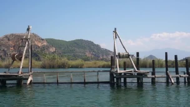 Viaje fluvial a lo largo de presa de madera en Turquía video — Vídeo de stock