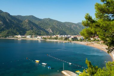 Deniz sahil şeridi beach, oteller ve yatlar atış ile