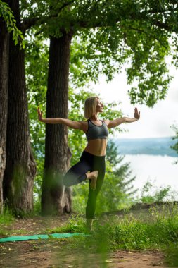 Genç kız bir yaz ormanda yoga yaparken vuruldu
