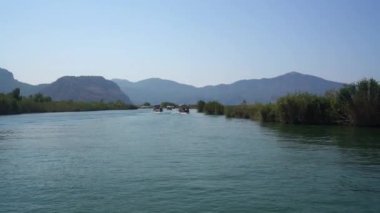 Türk büyük Nehri yolculuk boyunca yeşil sahil görünümü Dalyan