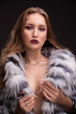 Luxurioius kürk ceket portre muhteşem sarışın