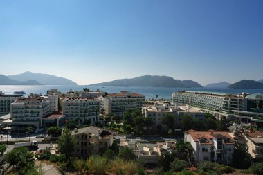 Güneşli bir günde güzel Türk otel peyzaj