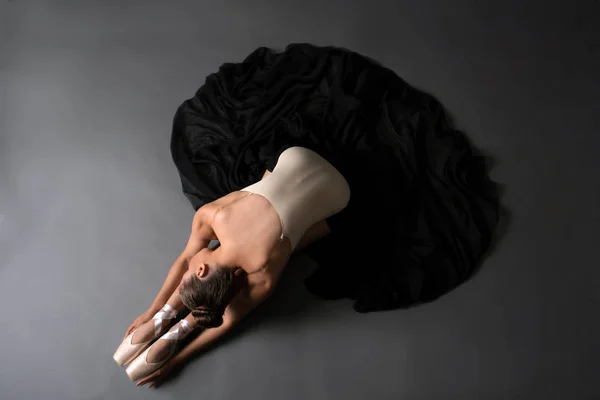 Damcer Balet Beżowy Ciało Pointe Balet Czarnego Sukna Wokół Niej — Zdjęcie stockowe