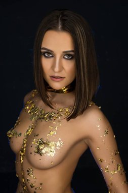 Esmer altın bodyart bel yukarıya atış ile üstsüz