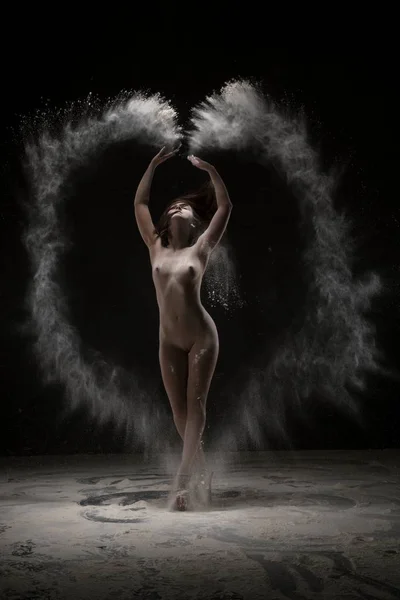 Beyaz toz bulutu görünümünde dans çıplak kız — Stok fotoğraf