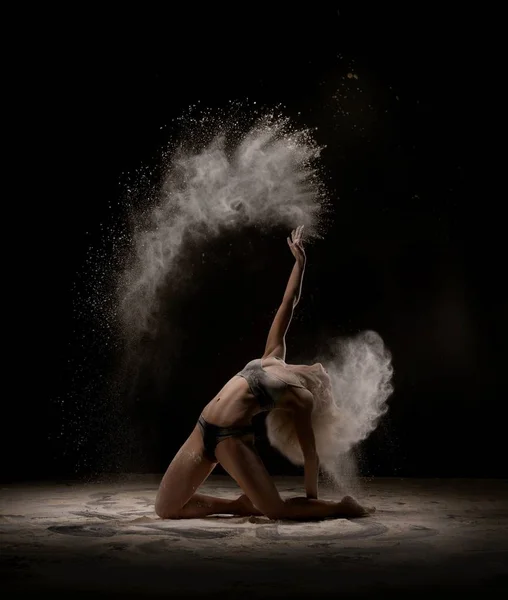 Joven rubia bailando en polvo blanco nube — Foto de Stock