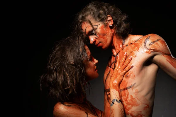 黒い壁に血まみれの裸のカップル ショット — ストック写真