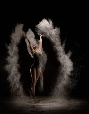 İnce sarışın beyaz toz bulutu içinde atlama