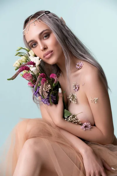 Hermosa chica sexy-elfo con retrato de flores — Foto de Stock