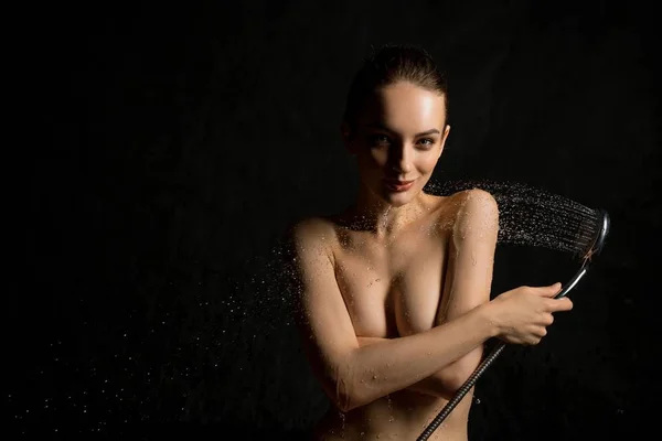 Piękna Brunetka widok topless w prysznic — Zdjęcie stockowe