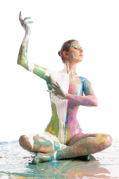 Оголена дівчина її тіло покриті кольоровим дробом — стокове фото