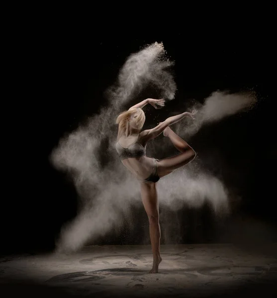 Slanke gymnasten dansen in wit poeder wolk — Stockfoto