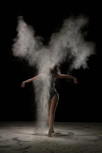 Mädchen wird von weißem Pulver umhüllt — Stockfoto