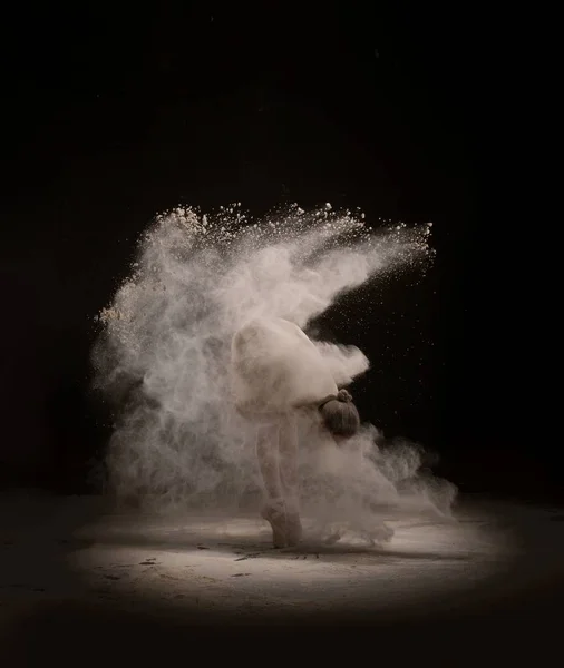 Chica siendo envuelto en blanco polvo nube — Foto de Stock