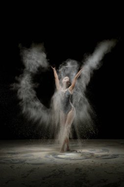 Beyaz toz bir patlama saran kadın