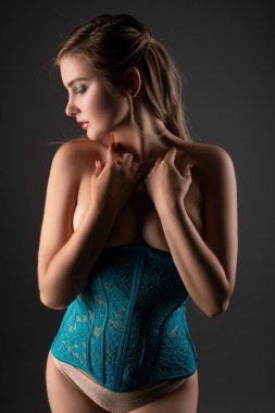 Korse karanlık profil görünümünde ince sarışın