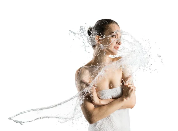 Mulher bonita em respingos de água tiro isolado — Fotografia de Stock