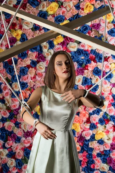 Flicka i bilden av marionette på blomma vägg — Stockfoto