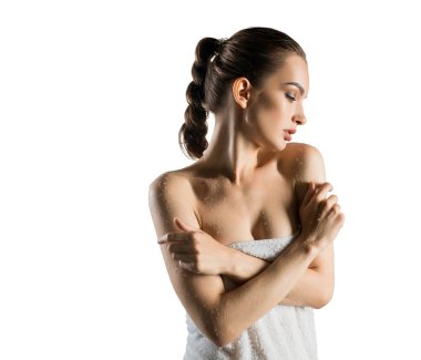 Güzel esmer su izole atış damla