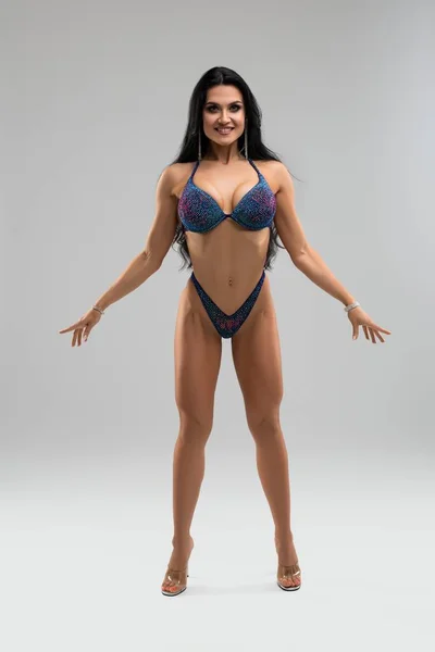 Schöne Fitness-Modell im Bikini isoliert Schuss — Stockfoto