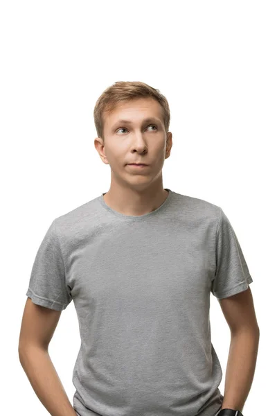 Knappe man in simpel t-shirt geïsoleerde portret — Stockfoto