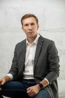 Genç yakışıklı bir sandalye portre üzerinde Fuar Listesi