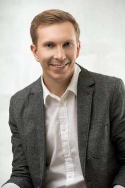 Adil yakışıklı delikanlı bel portre kadar