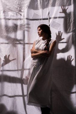 Seksi kız beyaz sac ve gölgeler karşı vurdu