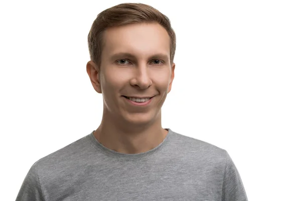 Glad hane i enkel grå t-shirt isolerade porträtt — Stockfoto