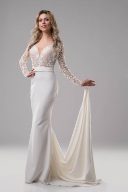 Tren ile lüks elbiseli güzel sarışın