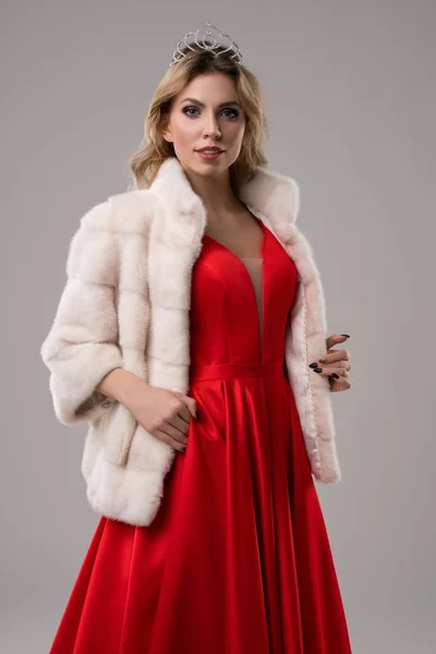 Blondynka w czerwonej kurtce sukienka i futro przycięte strzał — Zdjęcie stockowe
