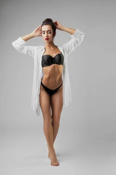 Vackra brunett i bikini och vit skjorta — Stockfoto